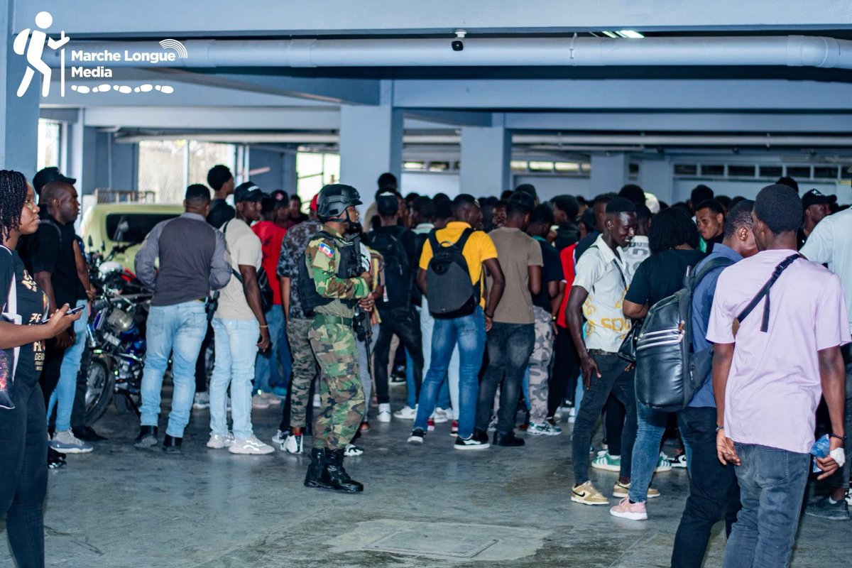 pierrealain59's tweet photo. Forte affluence ce vendredi matin devant les locaux du @MDefenseHT 

En effet, très tôt dans la matinée une foule de donneurs font la queue répondant ainsi  à l’appel du ministère pour une collecte de sang.

#MarcheLongueMedia https://t.co/nnfDgXyxgr