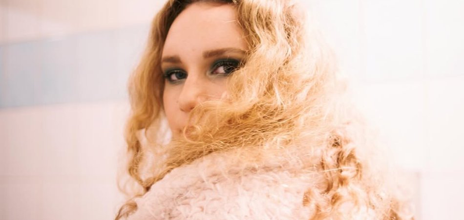 ells_worthy's tweet photo. Emily James tells a non-linear love story on new album "Summer Nostalgia". Read here: https://t.co/LOCQ3wVKTu https://t.co/VulzKcNY50