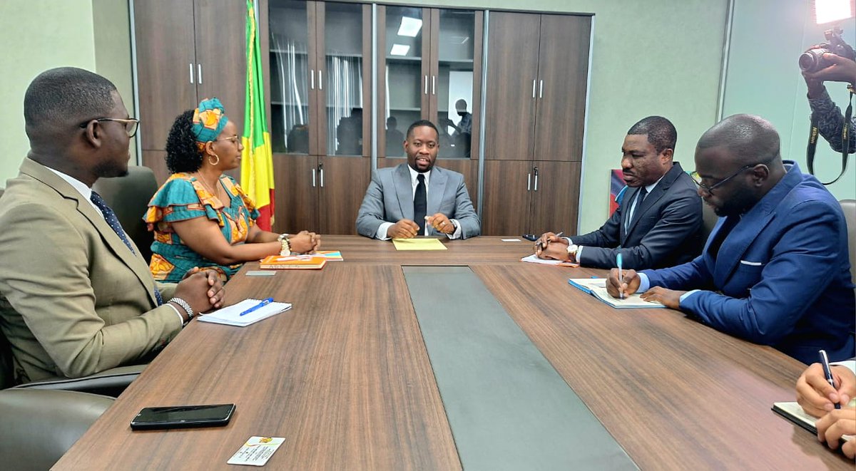 CongoUnfpa's tweet photo. La Représentante de l’#UNFPA @kayagnes3 a rencontré le Ministre délégué de la Jeunesse et de l’Éducation civique pour renforcer le partenariat en faveur des jeunes congolais.
Au cœur des échanges : dividende démographique, emploi, leadership, participation citoyenne et innovation https://t.co/C3EU70eV50