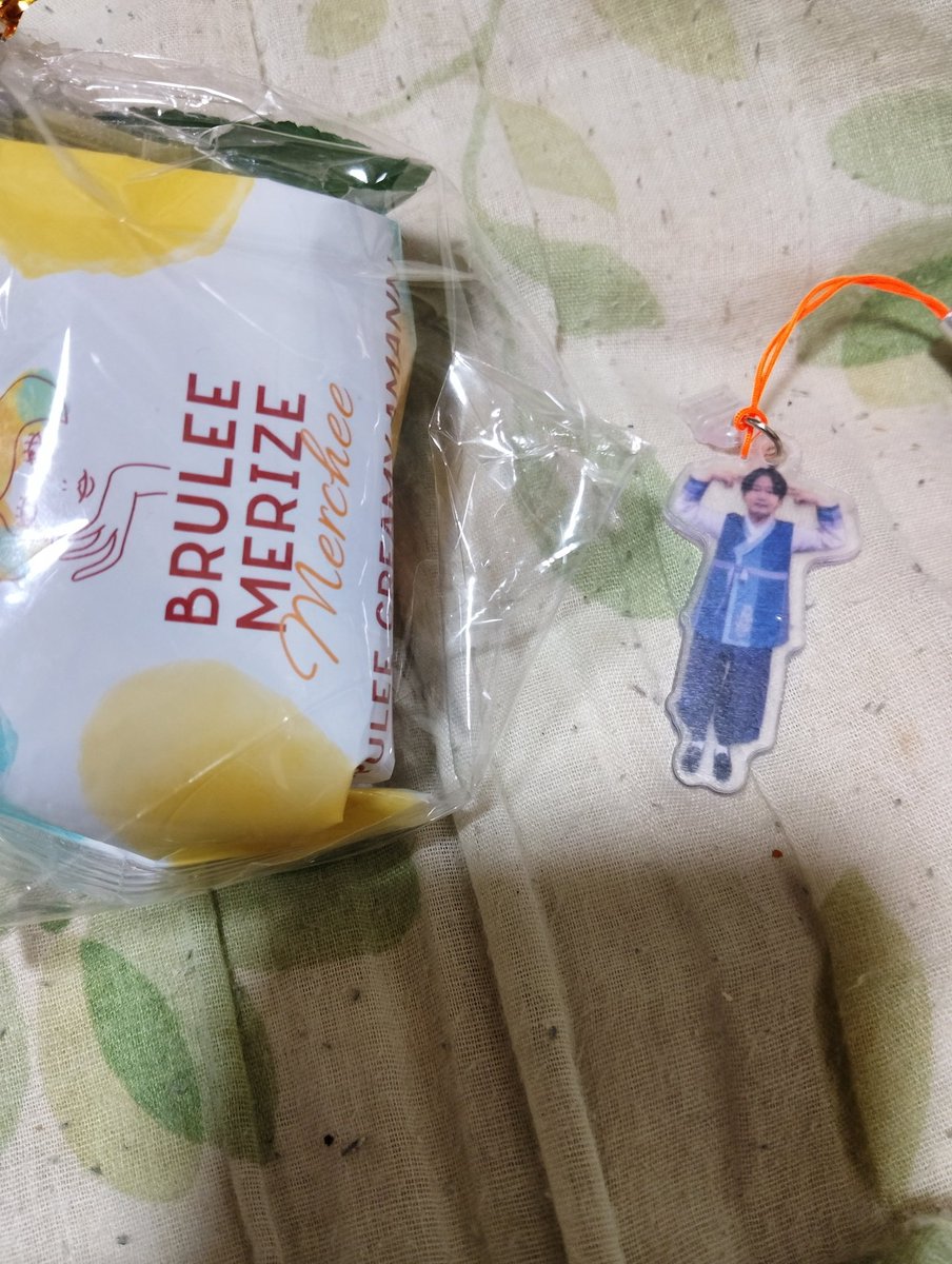TERUkun2525's tweet photo. ファンの方々からお菓子、シャンパン、そして念願のアクリルキーホルダーを頂きました！
ありがとうございます！😀 https://t.co/gpILA1NwoR
