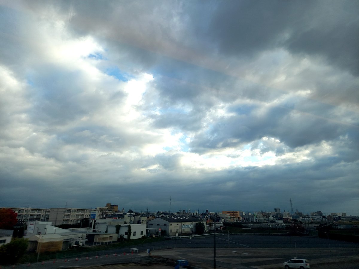 jaguchi65's tweet photo. 車窓から
 #みんなのスマホに保存されてる空の写真を見てみたい https://t.co/6J7HFJ4dye