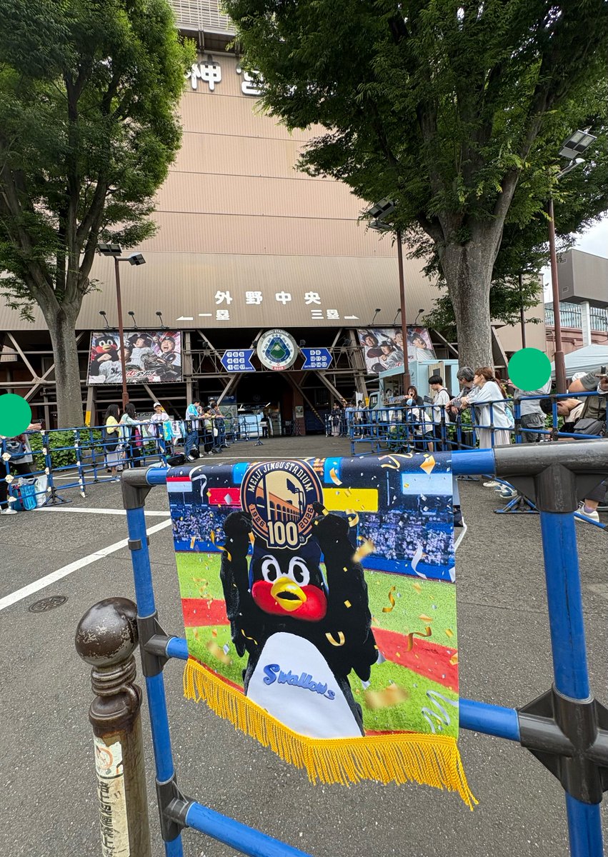 タペストリー🐧🚩 色んな場所で100年お祝いパチリ〜㊗️ 華やかになる