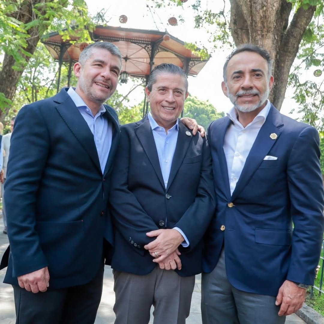 ManuelGaleazz1R's tweet photo. Aquí Fernando Flores Fernández (@FerFlores_Emp), alcalde de #Metepec, muy sonriente, junto a Jorge Romero Herrera (@JorgeRoHe) , dirigente nacional del Partido Acción Nacional (@AccionNacional ) y otros destacados personajes del #PRIAN. 

👉 El mismo personaje que abusa del poder, entra con guaruras armados a un club privado del que es socio y luego finge disculpas

Así se entiende mejor de qué conservadurismo hablamos y qué tipo de políticos están protegiendo. 🎭⚖️

#AbusoDePoder #Metepec #Indignante 😡