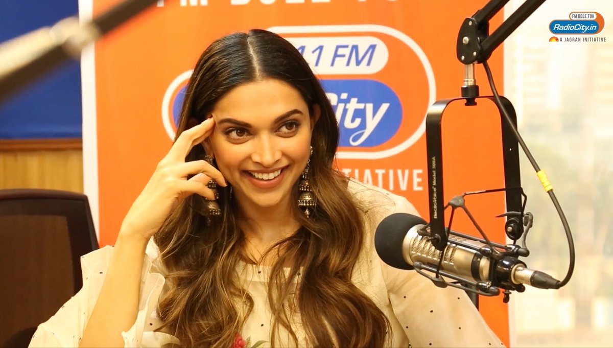 justlikethatM's tweet photo. just deepika and that smile of hers https://t.co/1xmKHv9Zcb