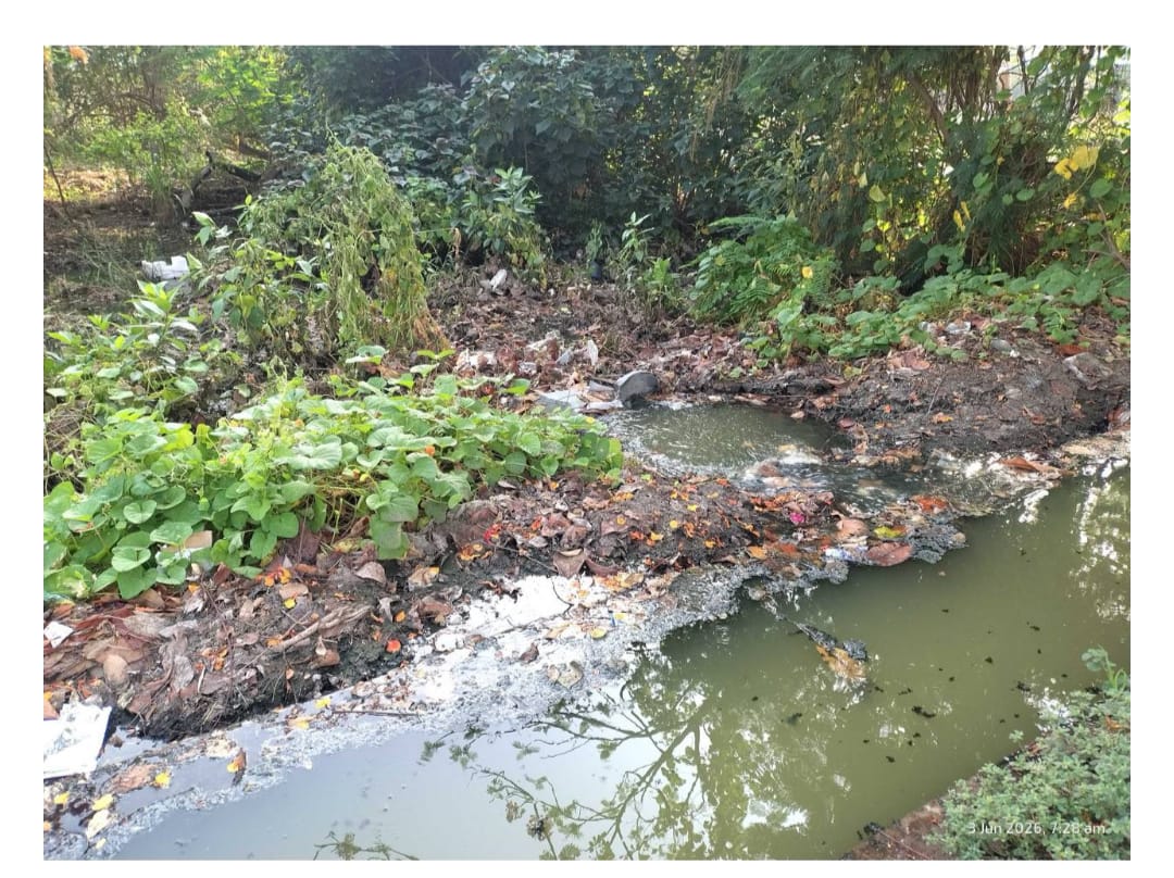 nerlasudhakar's tweet photo. @CollectorGuntr @naralokesh @CDMA_Municipal Despite many escalations, the drainage issue at #Tadepalli remains unresolved. Overflow is worsening &amp; contaminating the groundwater, risking 120 families health. have raised the issue in  #Puramithra , the concerned officers are closing the issue in the App , not at the filed. https://t.co/5dNrOraTi8