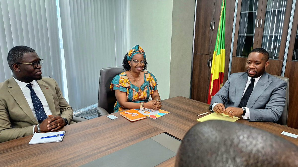 CongoUnfpa's tweet photo. La Représentante de l’#UNFPA @kayagnes3 a rencontré le Ministre délégué de la Jeunesse et de l’Éducation civique pour renforcer le partenariat en faveur des jeunes congolais.
Au cœur des échanges : dividende démographique, emploi, leadership, participation citoyenne et innovation https://t.co/C3EU70eV50