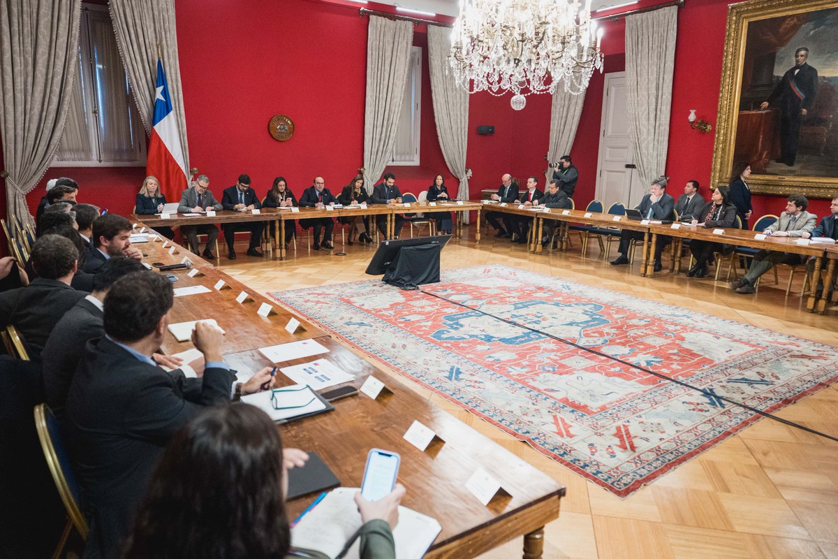 SubEducParv's tweet photo. Esta instancia de trabajo permitió coordinar acciones entre distintos organismos del Estado, fortaleciendo la colaboración intersectorial para avanzar en políticas públicas que contribuyan al bienestar de las familias y al desarrollo del país. https://t.co/Vvivg7JogJ