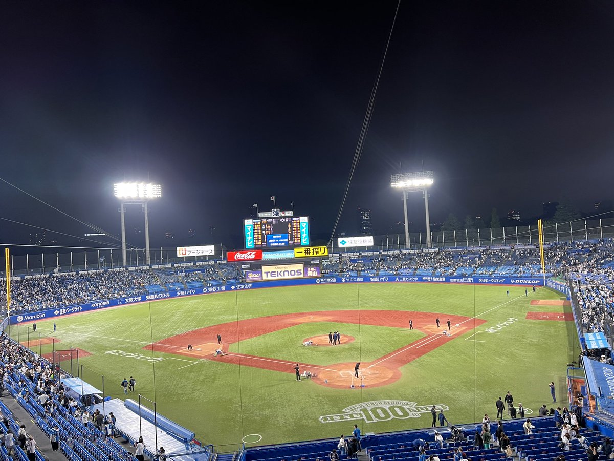 aida_ryosuke's tweet photo. ファイターズの試合を観に100周年の神宮球場へ初めて伺いました。
92年から阪神しか知らない私も近くにこの球場とスワローズがあったらファンになりそうです。
レイエスの場外ホームランを観れたのは一生語れるし阪神からトレードで移籍した島もんが抑えてくれて安心😂 https://t.co/saL8na7rcz