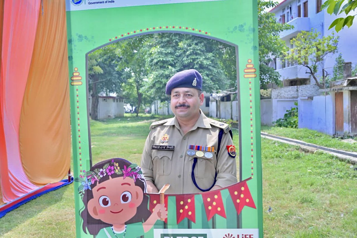 vctcop's tweet photo. वृक्षारोपण !!

#बाराबंकी 
5 जून 2026
#policeline 
#EkPedMaaKeNaam
#WorldEnvironmentDay
#UPPolice https://t.co/jnS1yzU82G