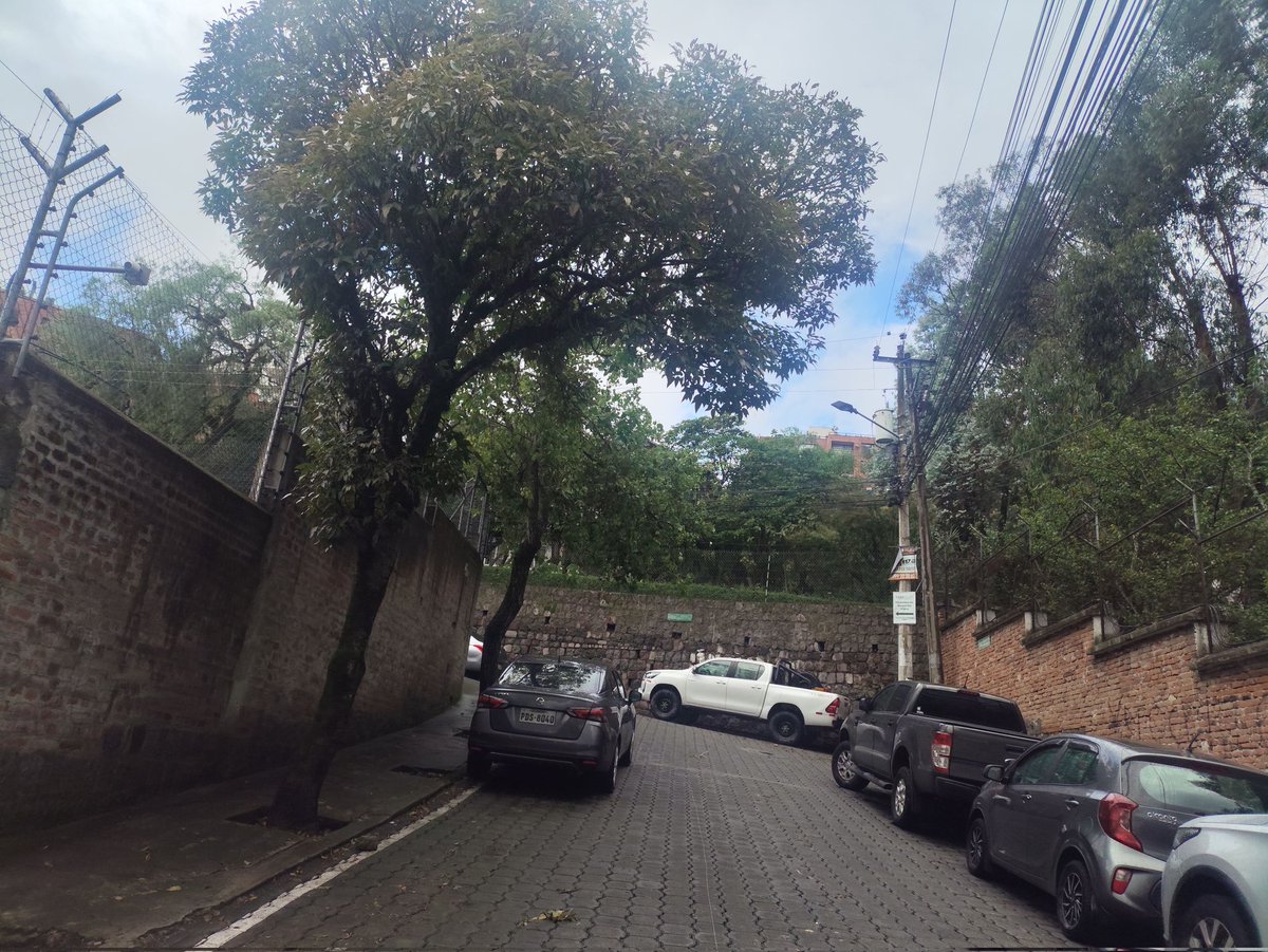 Vanezk29's tweet photo. @AMT_Quito @ANT_EC @MunicipioQuito. ¿Es legal permitir el parqueo a ambos lados y en plena curva en una calle tan estrecha como la Agustín Franco Sector ColegioLa Dolorosa)? ¡La circulación esimposible! En la tarde bajan vehículos en contravía.Hace un mes atropellaron a un niño https://t.co/I5DaLuV2J2