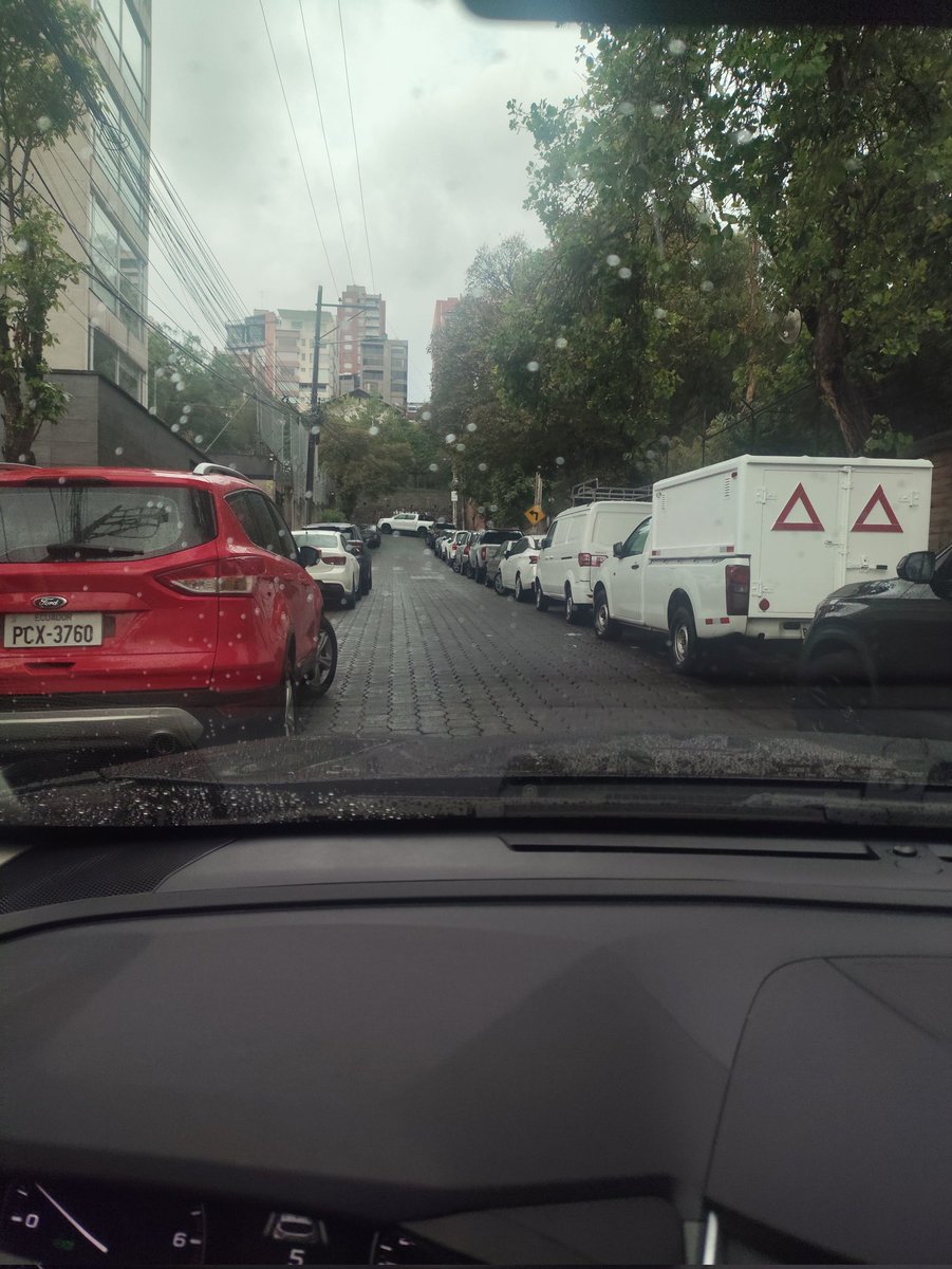 Vanezk29's tweet photo. @AMT_Quito @ANT_EC @MunicipioQuito. ¿Es legal permitir el parqueo a ambos lados y en plena curva en una calle tan estrecha como la Agustín Franco Sector ColegioLa Dolorosa)? ¡La circulación esimposible! En la tarde bajan vehículos en contravía.Hace un mes atropellaron a un niño https://t.co/I5DaLuV2J2