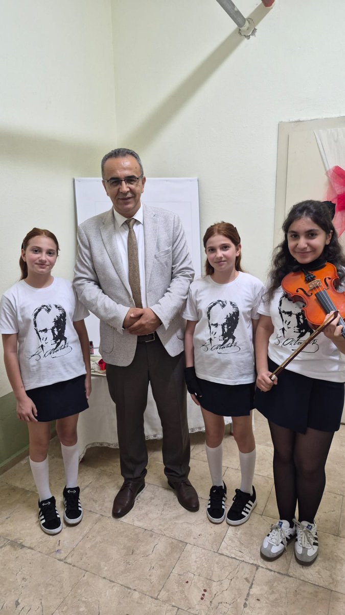 BalcovaMEM's tweet photo. Müdürümüz, öğrencilerimizin ve öğretmenlerimizin emek, hayal gücü ve sanat sevgisiyle hazırladığı eserlerin yer aldığı sergiyi gezerek çalışmalar hakkında bilgi aldı.

Emeği geçen öğretmenlerimizi ve öğrencilerimizi tebrik ediyoruz.

@tcmeb @izmir_ilmem @ibrahimdogru14 https://t.co/WkKph84tpz