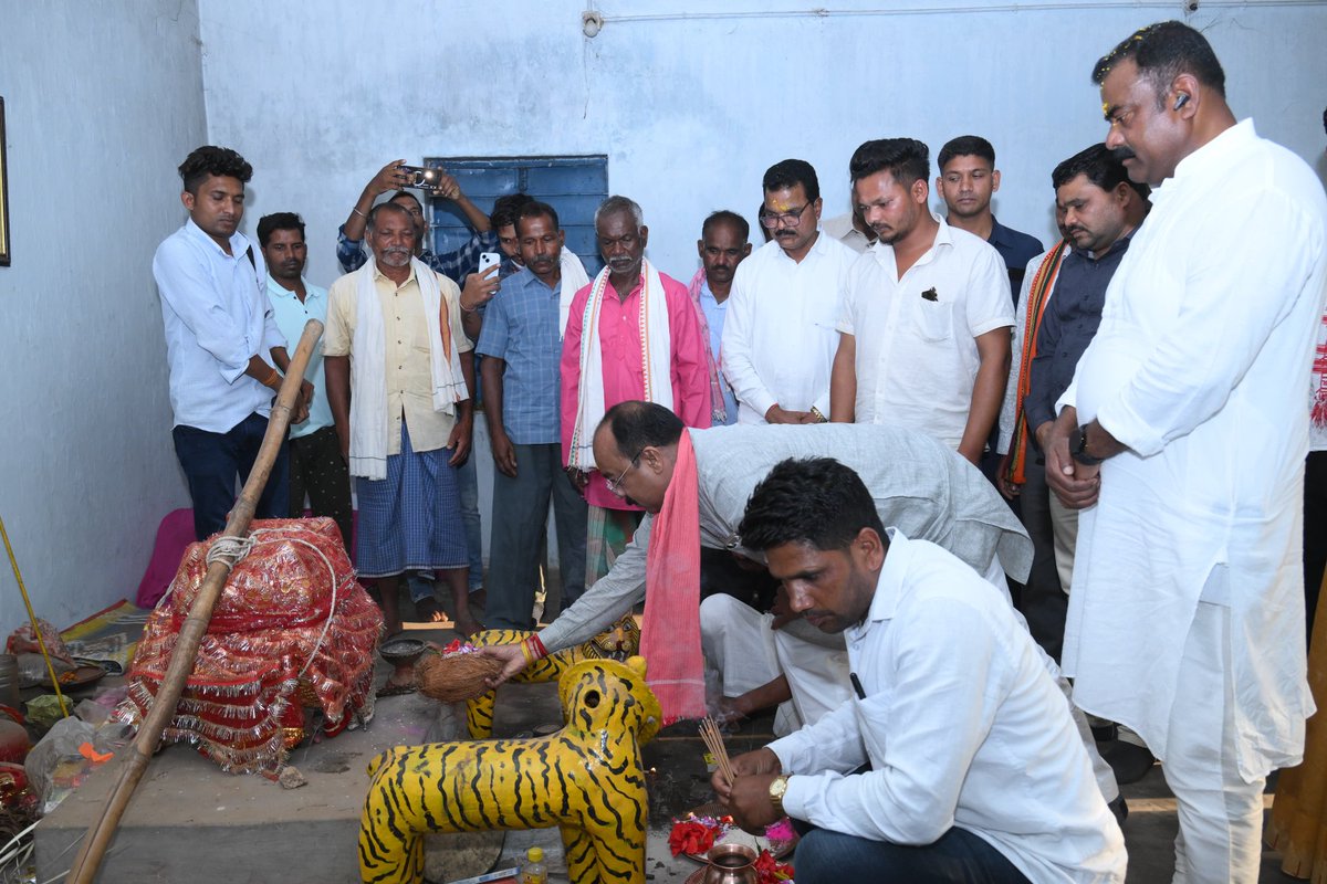 ArunSao3's tweet photo. आज ग्राम बेड़मा, केशकाल में माँ शीतला की पूजा-अर्चना कर आशीर्वाद प्राप्त किया। माता से समस्त प्रदेशवासियों के लिए सुख, समृद्धि और मंगलमय जीवन की प्रार्थना की।
#maasitla #keshkal https://t.co/mW2GzUD3kN