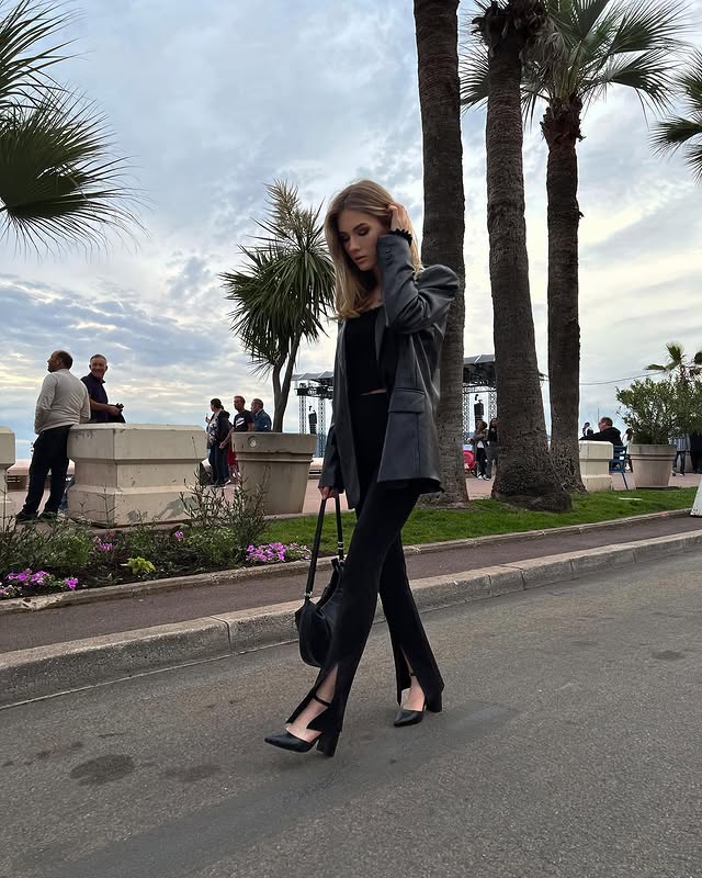 HorrC's tweet photo. Strolling in a small town on the coast https://t.co/mcquLCX4Ap