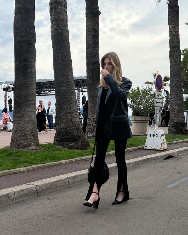 HorrC's tweet photo. Strolling in a small town on the coast https://t.co/mcquLCX4Ap