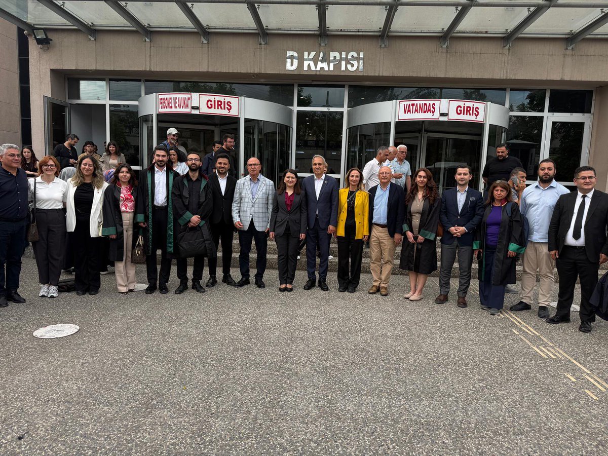chphukkomisyonu's tweet photo. 75 gündür Sincan Cezaevi’nde tutuklu bulunan gazeteci İsmail Arı’nın bugün görülen duruşmasına katılım sağladık.

Yakından takip ettiğimiz tutukluluk süreci ve duruşma neticesinde İsmail Arı hakkında tahliye kararı verilmiştir. Özgür basın mücadelemiz sürecektir! https://t.co/tllQ1M3LYq