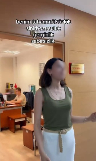 sputnik_TR's tweet photo. 🔶Gebze Adliyesi’nde görevli bir personel, halkın kendisine yönelttiği sorulardan duyduğu rahatsızlığı bir video çekerek sosyal medyada paylaştı

📌Videoda personel, 'Okumayı söktüğünüz zaman bunların hepsini anlatacağız, arkadaşlar' ifadelerini kullandı

📌Gebze Cumhuriyet Başsavcılığı, söz konusu paylaşımın sosyal medya hesapları üzerinden yapıldığını belirterek, personel hakkında disiplin soruşturması başlatıldığını açıkladı