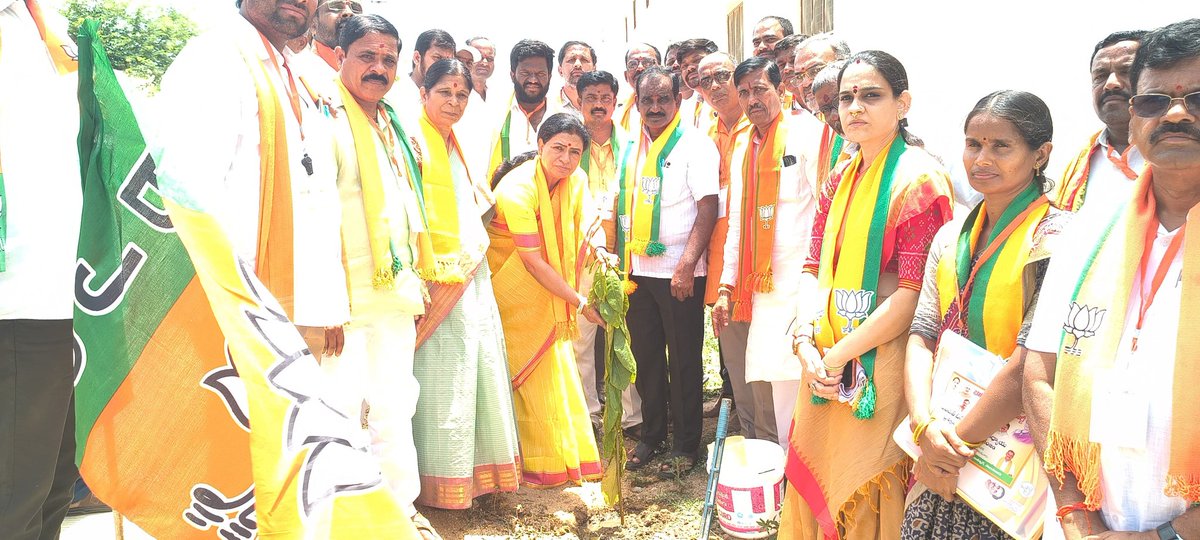 Aruna_DK's tweet photo. తెలంగాణలో బీజేపీ అధికారమే లక్ష్యం!

​ఈరోజు మహబూబ్ నగర్ జిల్లా రెడ్డి కన్వెన్షన్ సెంటర్ లో జరిగిన 'దీన్ దయాళ్ ఉపాధ్యాయ ప్రశిక్షణ తరగతులను' జ్యోతి ప్రజ్వలన చేసి ప్రారంభించి, మన పార్టీ నాయకులకు, కార్యకర్తలకు దిశానిర్దేశం చేయడం జరిగింది.

​నాడు కార్యకర్తల కఠోర దీక్ష, మోదీ గారి నాయకత్వంపై నమ్మకంతోనే పశ్చిమ బెంగాల్ లో బీజేపీ అధికారంలోకి వచ్చింది. అదే పట్టుదలతో తెలంగాణను కషాయమయం చేసేందుకు ప్రతి కార్యకర్త కంకణబద్ధులై పని చేయాలి.

పదేళ్లు BRS రాష్ట్రాన్ని దోచుకుంటే.. ఇప్పుడు కాంగ్రెస్ అదే పనిలో ఉంది. సీఎం రేవంత్ రెడ్డి గాలి మోటార్లలో తిరుగుతూ గాలి మాటలు చెప్తున్నారు తప్ప అభివృద్ధి శూన్యం. మహబూబ్ నగర్ జిల్లా పెండింగ్ ప్రాజెక్టులు ఎక్కడి గొంగళి అక్కడే అన్నట్లు ఉన్నాయి.

మహాలక్ష్మి ₹2500, స్కూటీలు, తులం బంగారం, పెన్షన్ల పెంపు అంటూ మహిళలు, నిరుద్యోగులు, రైతులను కాంగ్రెస్ ఘోరంగా మోసం చేసింది. అర్హులను కాదని ఇందిరమ్మ ఇళ్లను కాంగ్రెస్ కార్యకర్తలకు ఇచ్చుకుంటున్నారు. ఇది సీఎం రేవంత్ రెడ్డి, మంత్రి పొంగులేటి సొంత సొమ్ము కాదు.. ప్రజా ధనం!

స్థానిక సమస్యలపై, కాంగ్రెస్ వైఫల్యాలపై ప్రజా క్షేత్రంలో పెద్ద ఎత్తున పోరాటాలు, నిరసన దీక్షలకు కార్యకర్తలు సిద్ధం కావాలి. కార్యకర్తలు చేసే ప్రతి పోరాటంలో నేను భాగస్వామినై, మీకు సంపూర్ణ అండగా ఉంటానని భరోసా ఇస్తున్నాను.

ఈ కార్యక్రమం అనంతరం​ "ఏక్ పేడ్ మా కే నామ్" పిలుపులో భాగంగా ట్రిబుల్ ఐటీ (IIIT) ఆవరణలో మొక్కలు నాటడం జరిగింది. ఈ కార్యక్రమంలో పాల్గొన్న జిల్లా బీజేపీ అధ్యక్షులు శ్రీనివాస్ రెడ్డి గారు, బీజేపీ నాయకులు పద్మజారెడ్డి గారు, జిల్లా ముఖ్య నేతలు మరియు కార్యకర్తలకు ధన్యవాదాలు.

​#DKAruna #Mahabubnagar #BJP4Telangana #EkPedMaaKeNaam #CongressFailures #NarendraModi