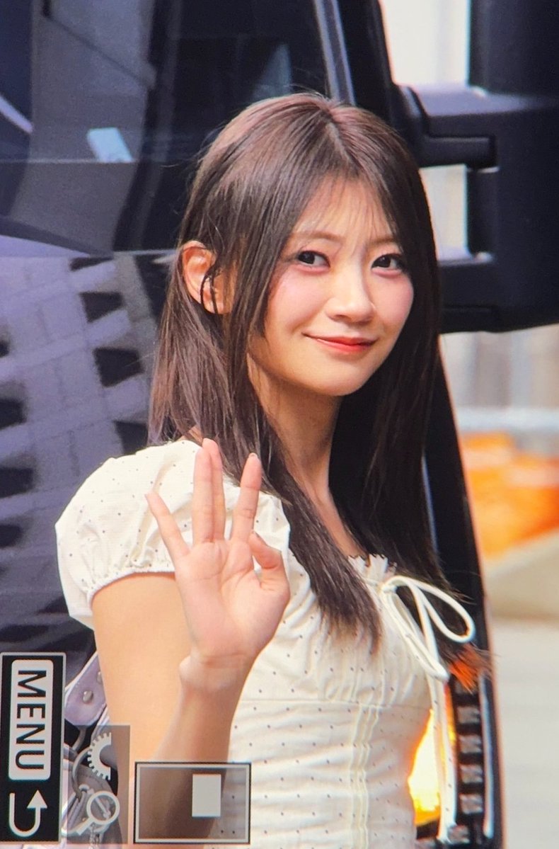 Aikana_0329's tweet photo. かなやばい。
圧倒的ビジュ。
2枚目とか髪の毛までアイドルやん。

#板倉可奈 
#이타쿠라카나 https://t.co/nI3rPKRxa4
