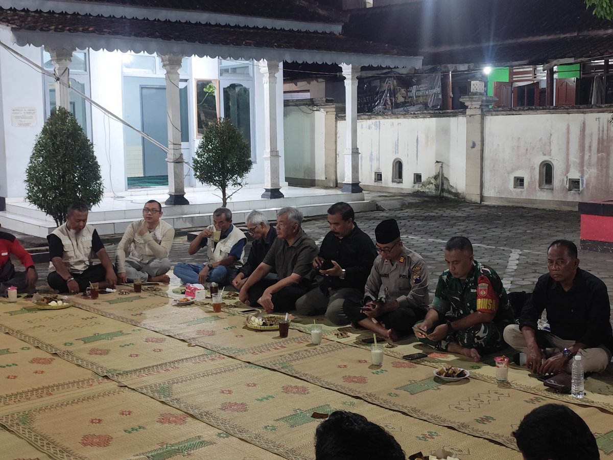 penramil02's tweet photo. Kegiatan anggota Koramil 02/Jogonalan. Serka Chodri MS mewakili Danramil menghadiri undangan Sarasehan Relawan Kec Jogonalan. Bertempat di Halaman Kantor Kec Jogonalan https://t.co/OsMOXo5pws