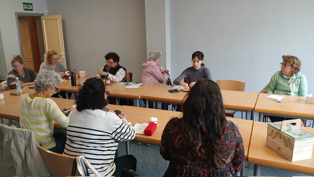 Artenerife_'s tweet photo. 🗣️✨️Comienzo del curso Iniciación Roseta. Plan Formativo en Artesanía 2026 @Artenerife_ @CabildoTenerife colabora @aytolalaguna_es
📚Artesana docente: Mª Carmen Castilla Torres #ArtesaníaTenerife 
📍Lugar: Centro Ciudadano Las Madres de Padre Anchieta #LaLaguna.
#PlanFormativo https://t.co/3l7tR0bnjl
