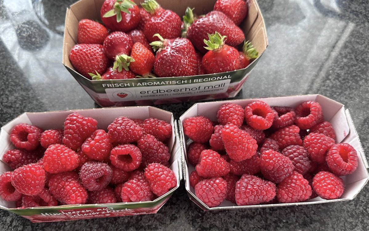 tomroe79's tweet photo. @BayernChristine Himbeeren sind auch Weltklasse , aber brauchen noch 4 Wochen… https://t.co/FugdWeWh1i