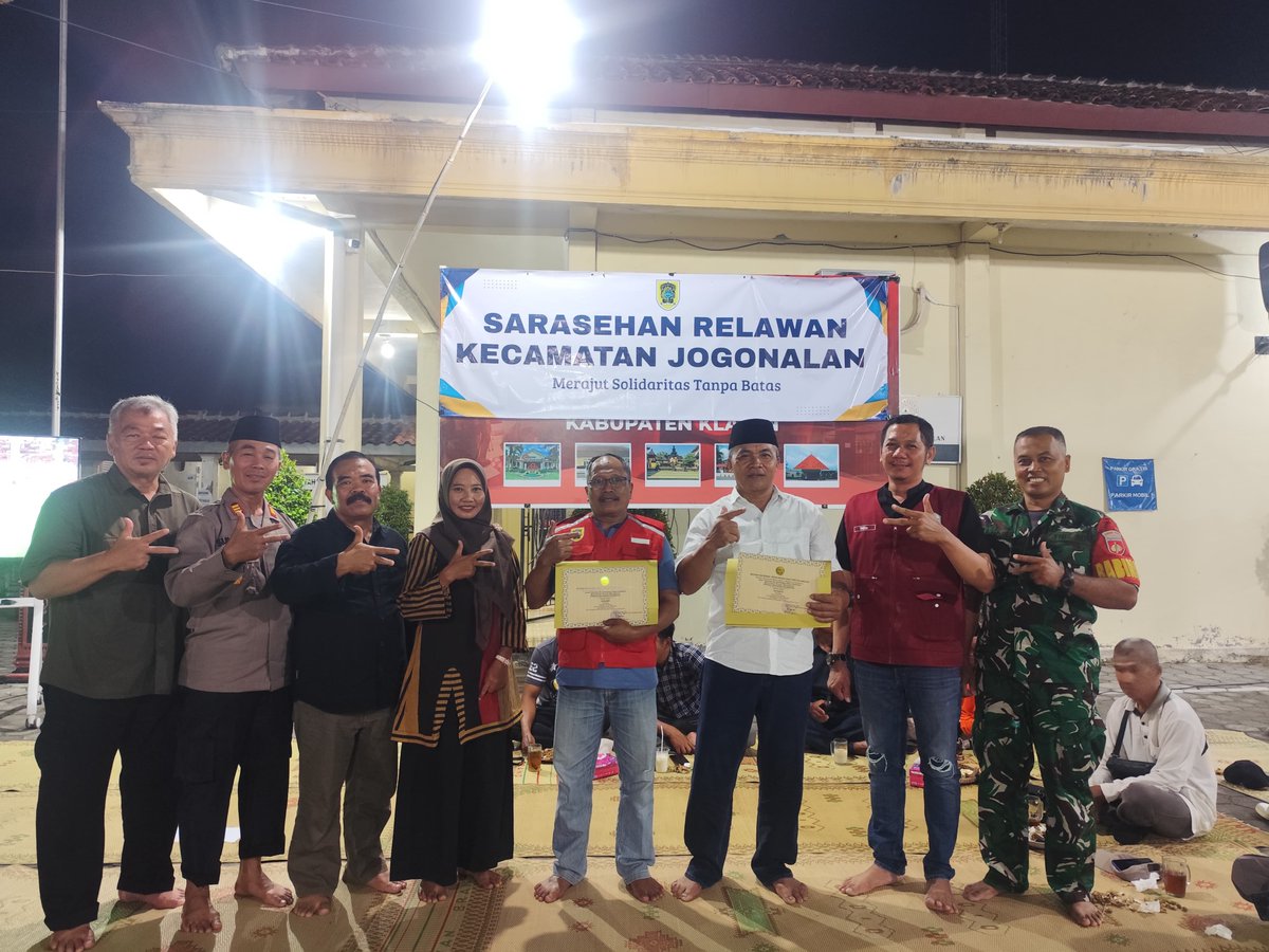 penramil02's tweet photo. Kegiatan anggota Koramil 02/Jogonalan. Serka Chodri MS mewakili Danramil menghadiri undangan Sarasehan Relawan Kec Jogonalan. Bertempat di Halaman Kantor Kec Jogonalan https://t.co/OsMOXo5pws
