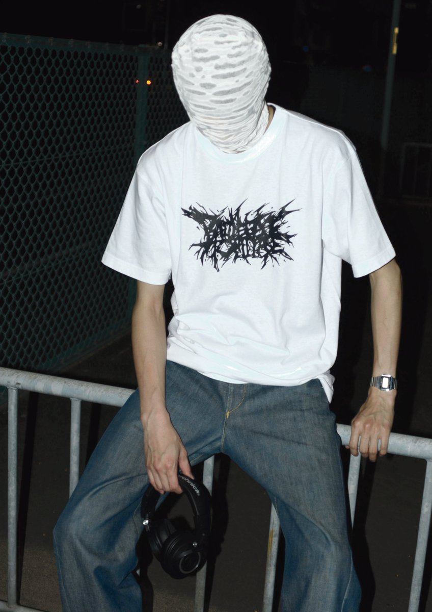 bf_tomiyasu's tweet photo. ✨バトル物販インフォメーション①✨

●シンプルロゴTシャツ

M/L (model:180cm L着用)
綿100% 5.9oz
￥2,000-

#バトルフェイス富安 #ラウド系みたいなロゴなのにこれは草 https://t.co/UFdPStPenU