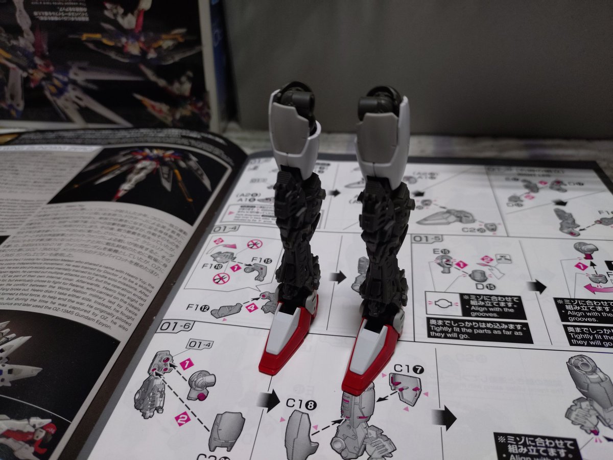 108_ty's tweet photo. RGウイングガンダムゼロ
両脚7割ほど組上がり
いやぁすげぇ組みやすい
寝そべり変形って言われてるけど、脚のギミック見るとしっかり変形機構あるじゃんて思う
続きはまた明日 https://t.co/7pSYQVe7HM