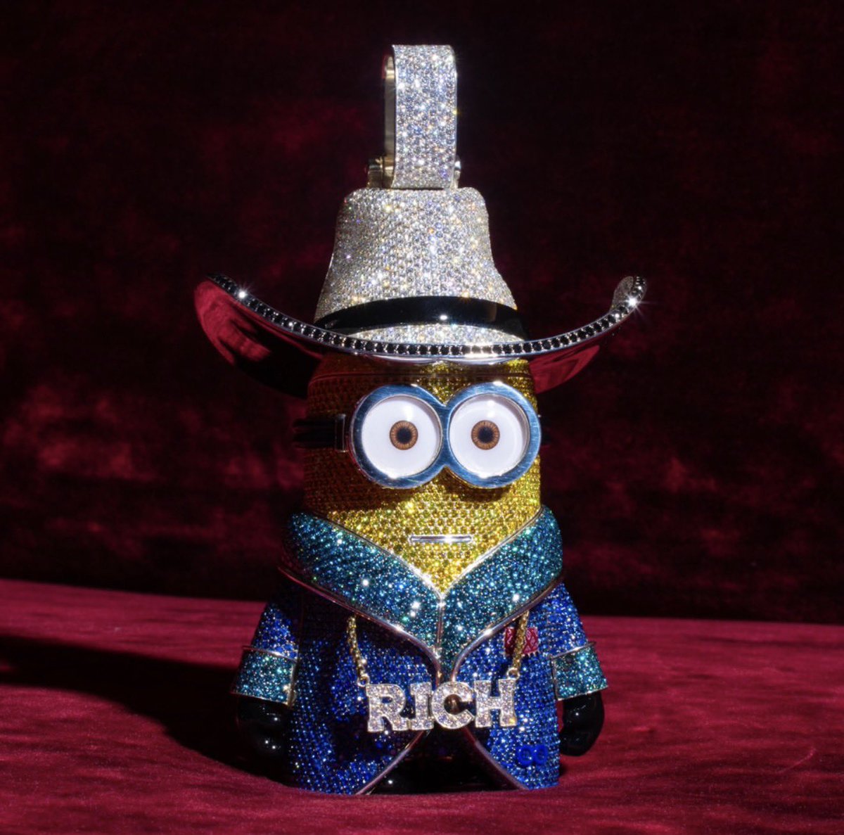 DaveMcNamee3000's tweet photo. I’d be too powerful with the iced out minion chain https://t.co/TQcMaGkXxh