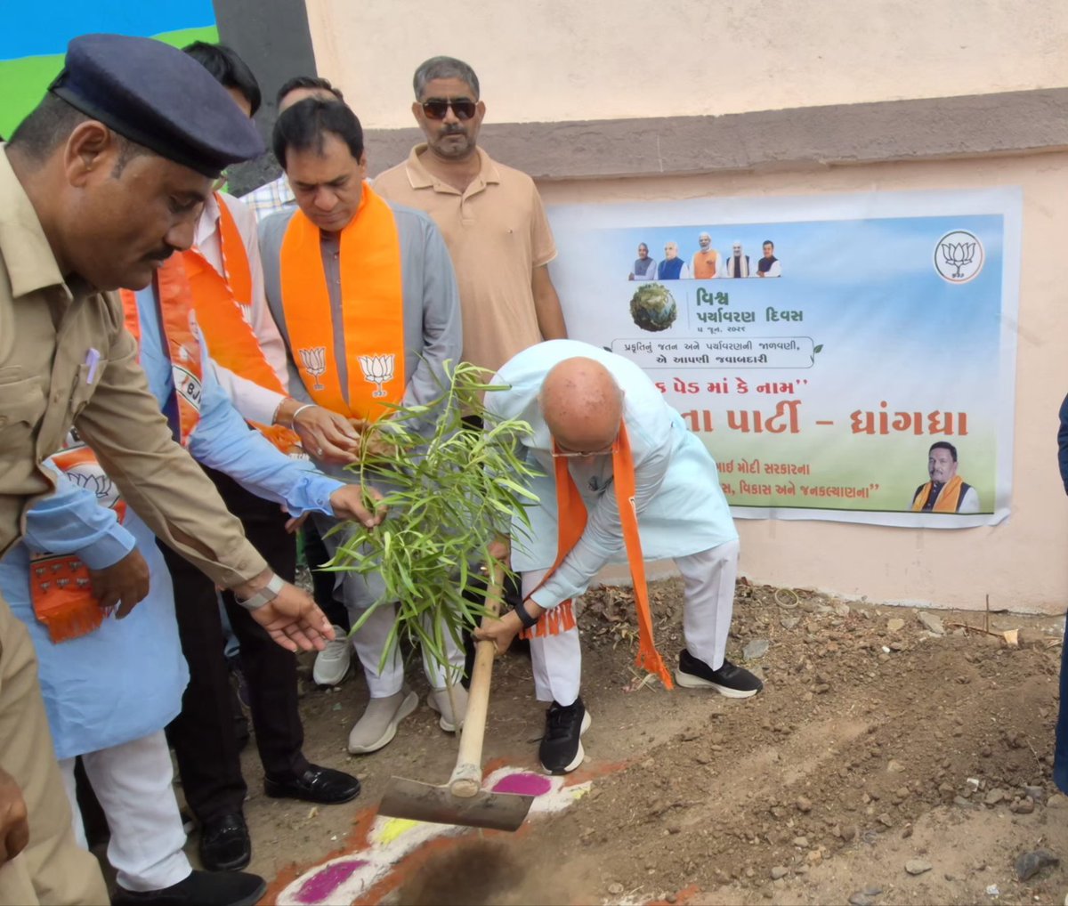IKJadejaBJP's tweet photo. ધ્રાંગધ્રા ખાતે ધ્રાંગધ્રા જોગાસર તળાવ પાસે  શ્રી નરેન્દ્રભાઈ મોદી સાહેબ સરકારના"અવિરત ૧૨ વર્ષ વિશ્વાસ વિકાસ અને જનકલ્યાણ" ના પુર્ણ થતા હોય તેના ભાગ રૂપે રાખેલ વૃક્ષારોપણ "એક પેડ માં કે નામ " કાર્યક્રમ માં ઉપસ્થિત રહ્યા. https://t.co/4hJj1rPR4e