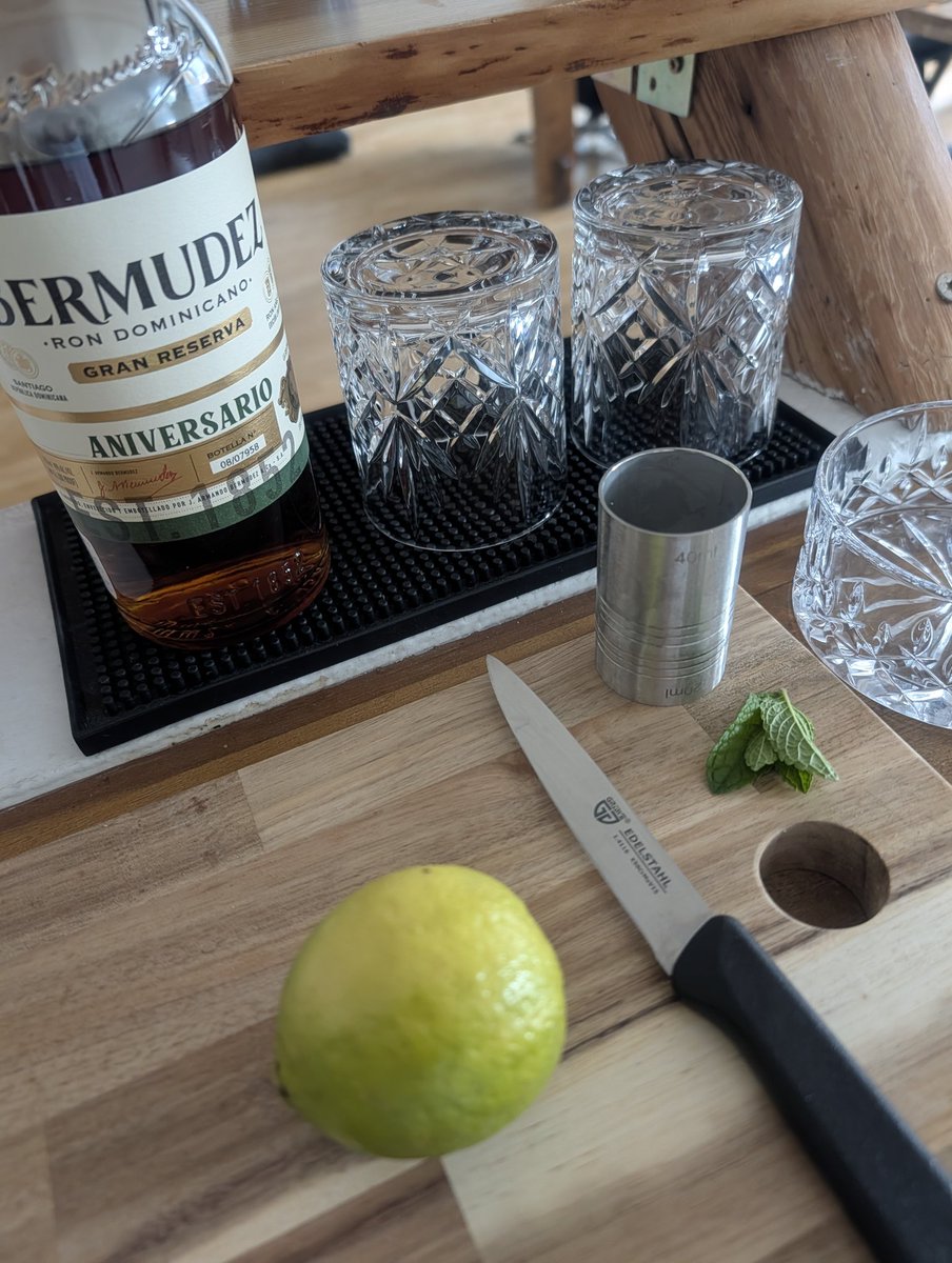 HerrMiM's tweet photo. Meine Damen und Herren, heute ist Freitag. Ich wünsche Ihnen einen fröhlichen Cuba Libre Tag. 

Ich erkläre die Bar für eröffnet.

Auf die Freiheit. Griffige Ärsche, Hüften, dicke Möpse und die rote Casting Couch Cheers. https://t.co/wRDzoTNN2V