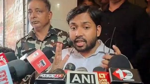 pushprajyadav97's tweet photo. खान सर पर धारा 109 BNS लगा है , बोले तो हत्या का प्रयास, आर्म्स एक्ट लगा है , बोले तो अवैध हथियार रखने का मामला...

दोनों में कोई दम नहीं... 

गोली खान सर ने नहीं चलाई , राइफल भी उनके पास से बरामद नहीं हुई फिर कैसा 109 BNS ? कैसा आर्म्स एक्ट? 

गार्ड पुलिस की गिरफ्त में है , गिरफ्तारी में किसी व्यक्ति का बयान अदालत मानती ही नहीं , फिर गार्ड्स के बयान पर F.I.R. क्यों? 

CCTV FOOTAGE खंगालिए, ख़ान सर वहां होंगे तो बात समझ में आती है और वैसे भी ख़ान सर सिक्योरिटी गार्ड के अधिकारी नहीं थे जिसके आर्डर पर उन लोगों ने हवाई फायरिंग कर दी , जिसके नाम पर हथियार का लाईसेंस होता है जिम्मेदारी उसकी होती है।

मामला टांय टांय फिस्स है , अदालत में नहीं टिकेगा….

बाकी आप भाजपा को जानते ही हैं मुस्लिम 
ख़ान सर पर "आर्म्स एक्ट" लग चुका है...
शायद पेपर लीक का केस भी बनेगा...
पाकिस्तान से रिश्ता आसानी से मिलेगा...
 ISI से फंडिंग तो मामूली बात है...
ED/CBI/IT/NIA की रेड....

बाकी हिजड़ों के मुहल्ले टीवीपुरम में बच्चा पैदा हुआ है ।