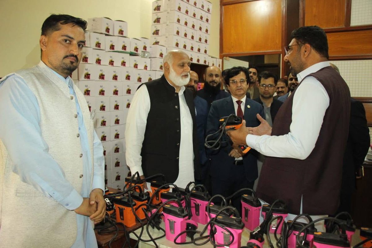 AliGul__'s tweet photo. We had the opportunity to present our product, iSmart Lamp, to Nawabzada Jamal Khan Raisani, Member National Assembly, Prof. Dr. Mukhtar Ahmed, Chairman HEC Pakistan, Prof. Dr. Zahoor Ahmad Bazai, Vice Chancellor, University of Balochistan. https://t.co/e5kVqD4TZc
