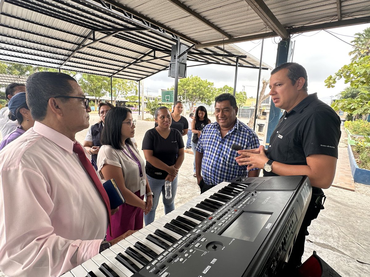 EducacionZ7_Ec's tweet photo. [MACHALA] 🎹🎼  Con el objetivo de brindar herramientas para el aprendizaje de niños, niñas y jóvenes, Favio Villamizar, coordinador de Zona 7 de @EducacionZ7_Ec , entregó recursos educativos al Conservatorio de Música Machala. 💪 https://t.co/9x9wHwu64v