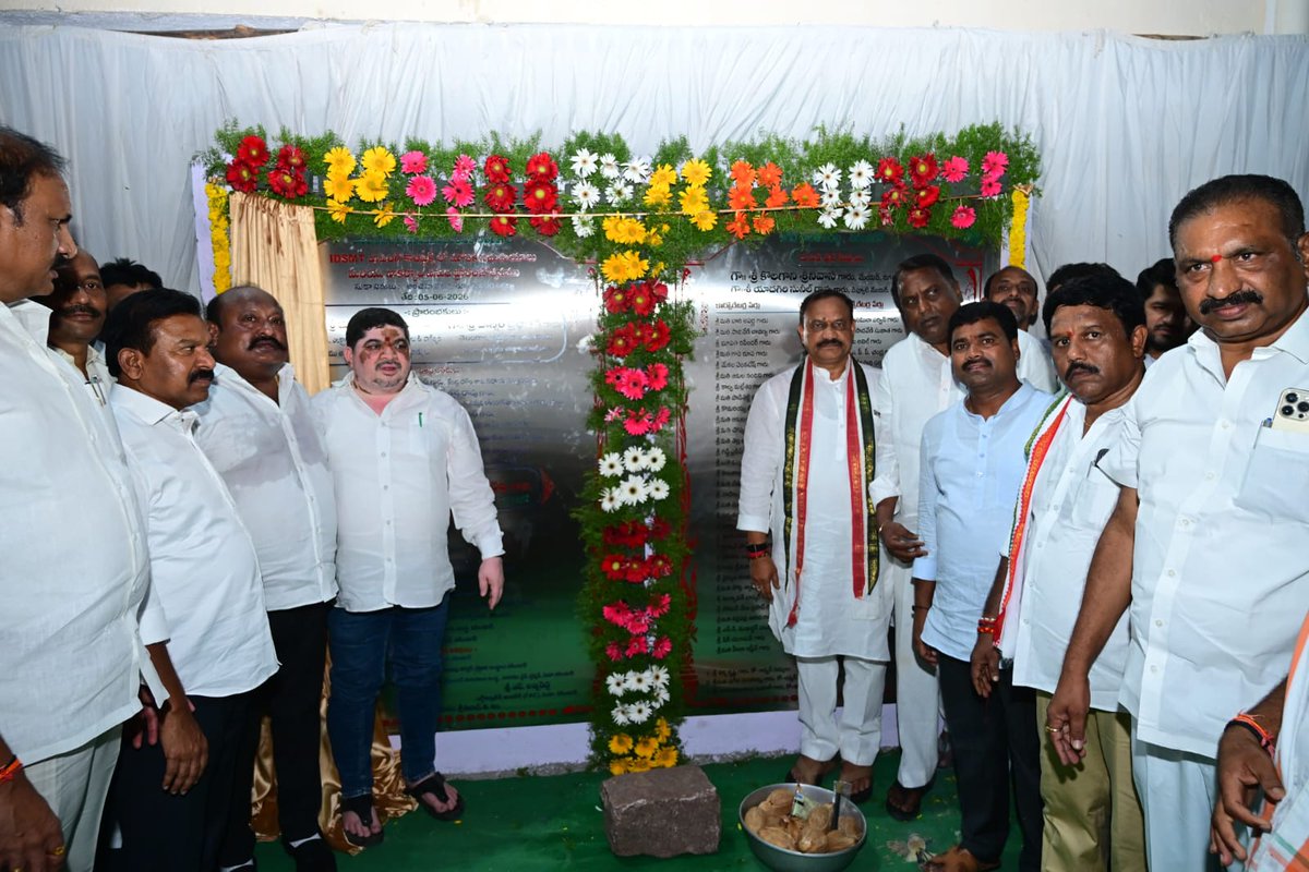 TelanganaFirst_'s tweet photo. కరీంనగర్ లో రూ.70 లక్షలతో రాజీవ్ గాంధీ కాంస్య విగ్రహం.

కరీంనగర్ నగరంలోని రాజీవ్ చౌక్‌లో రూ.70 లక్షల వ్యయంతో ఏర్పాటు చేసిన మాజీ ప్రధాని రాజీవ్ గాంధీ కాంస్య విగ్రహాన్ని ఆవిష్కరించిన టీపీసీసీ అధ్యక్షులు మహేష్ కుమార్ గౌడ్. https://t.co/Y7oQ4OQPBz