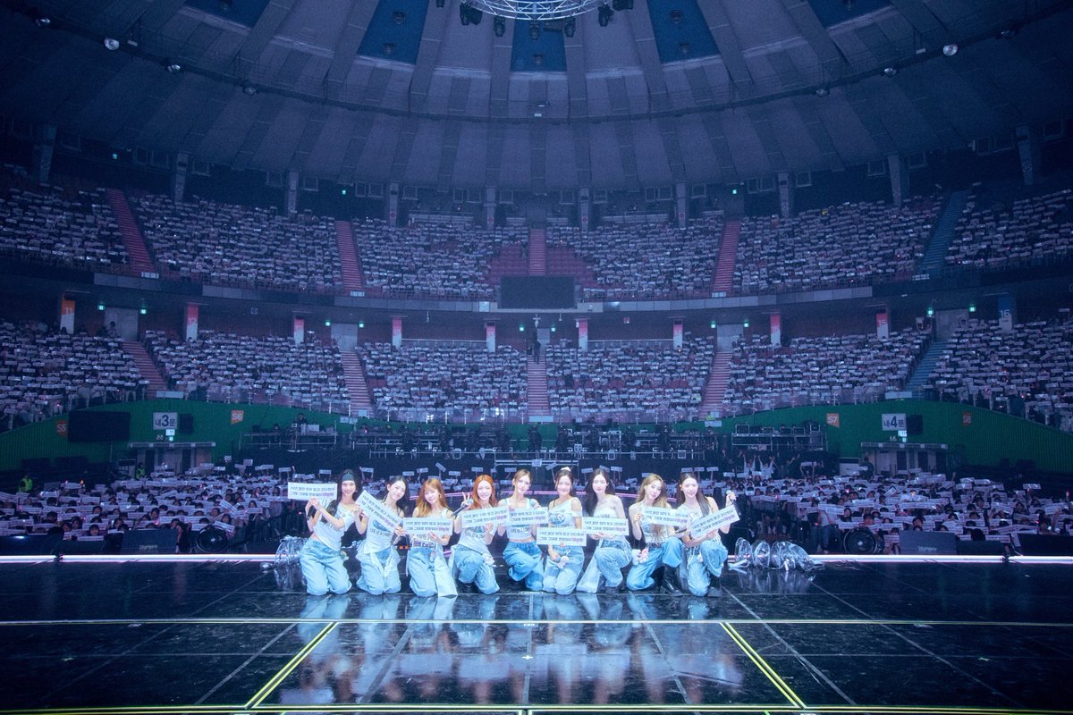 j_chaeyeonyi's tweet photo. Starting LOOP in Seoul felt so special in a way I can't fully put into words. Seeing Angdungies there, hearing all the cheers and feeling that warm energy wrap around us for three days felt like time was beautifully looping again and again. See you again tomorrow, Angdungies! https://t.co/CATfcOdQqj