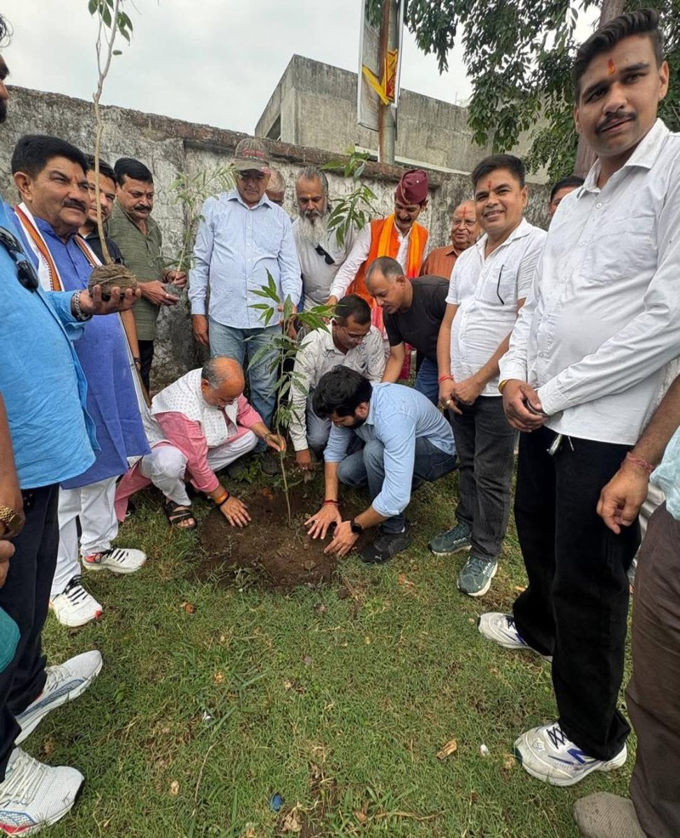 Shashankrawat29's tweet photo. आज 'विश्व पर्यावरण दिवस' के अवसर मुखानी मंडल द्वारा आयोजित ‘‘एक पेड़ मां के नाम’’ अभियान के अंतर्गत मुखानी मंडल के सभी वरिष्ठ, मातृशक्ति व युवा कार्यकताओं के साथ पौधारोपण किया।

इस अवसर पर विधायक कालाढूंगी आदरणीय बंशीधर भगत जी, श्री सुरेश भट्ट जी, श्री राजेन्द्र सिंह बिष्ट जी मंडल अध्यक्ष श्री दीपू सिंह नेगी जी व ज्येष्ठ श्रेष्ठ कार्यकर्ता उपस्थित रहे।

#WorldEnvironmentDay 
#एकपेड़माँकेनाम