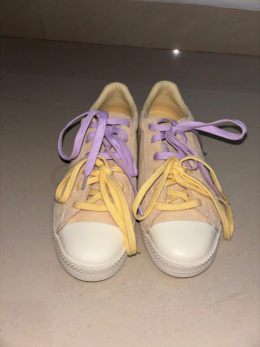 flourievs's tweet photo. ￼WTS sepatu Converse Chuck Taylor Lo
harga 1.1 jt bisa nego chat dulu aja, barang baru, belum dipake sama sekali https://t.co/V2Ao9Rb58Q