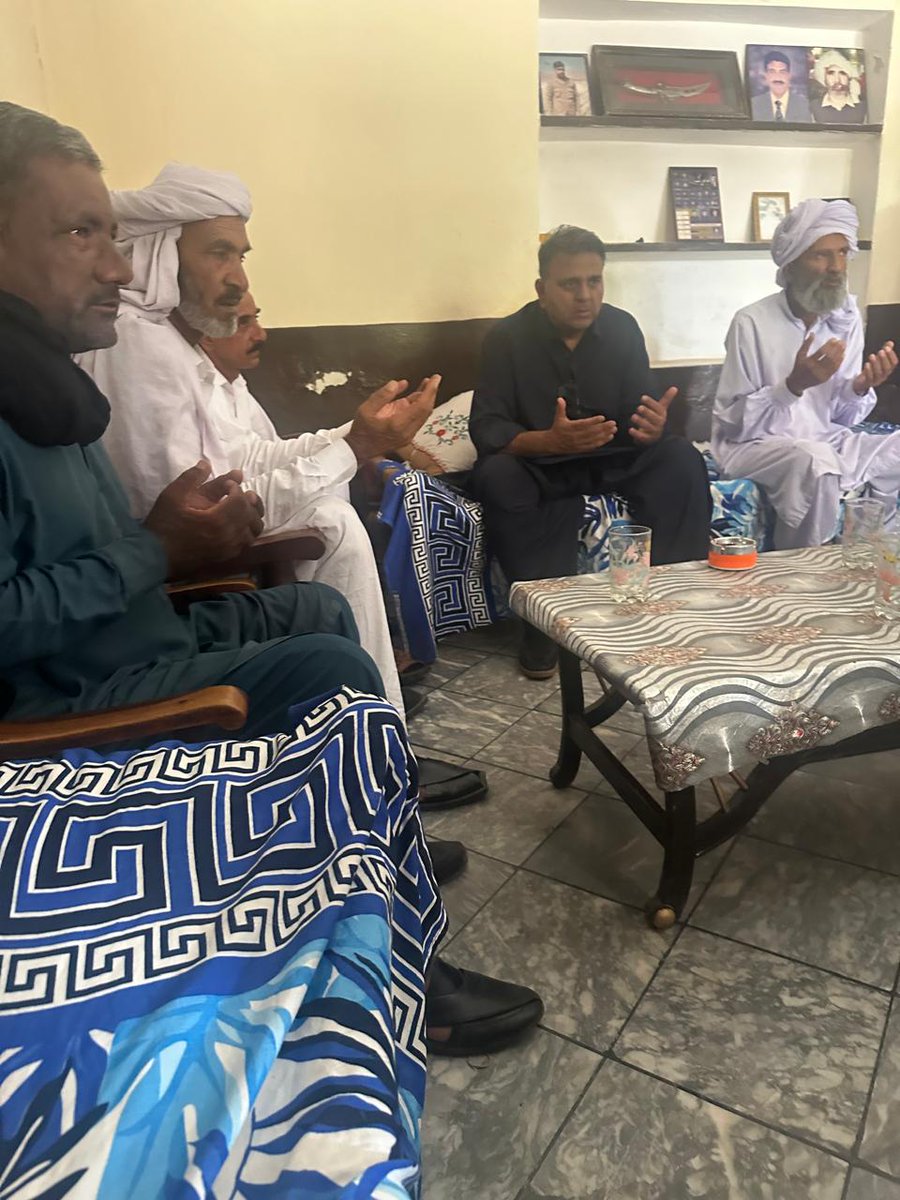 ChFawadUpdates's tweet photo. عوامی لیڈر عوام کے درمیان 
سباق وفاقی وزیر فواد چودھری اور ایڈووکیٹ فیصل چودھری نے کندوال کے مختلف مقامات پر فاتحہ خوانی کے لیے حاضری دی اور پسماندگان سے اظہار تعزیت کیاـ
@fawadchaudhry https://t.co/L9ZVybJD50