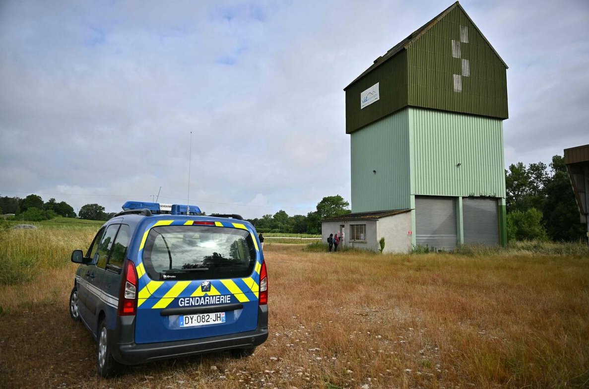 InfosFrancaises's tweet photo. ALERTE - La jeune Lyhanna, 11 ans, a bien été retrouvée morte dans un silo agricole à Puycasquier, dans le Gers, près d'une semaine après sa disparition à Fleurance, à 15 km de là, confirme l'autopsie. Les médecins légistes "ne sont pas aujourd’hui en mesure d’indiquer quelles sont les causes de la mort", annonce le procureur d'Agen. Des examens et expertises complémentaires ont été ordonnés.

L'émotion est immense et la colère monte, alors que le principal suspect, Jérôme Barella, père de la meilleure amie de la jeune fille, était visé depuis 2017 par plusieurs signalements et plaintes pour viols sur mineurs, certaines classées sans suite. 

L’appareil judiciaire est pointé du doigt, révélatrice des dysfonctionnements de la justice française.

Mis en examen et placé en détention provisoire, Jérôme Barella n'a fait aucune déclaration devant le juge d'instruction chargé du dossier, ni répondu à la moindre question. 

Emmanuel Macron se dit choqué et dénonce un "dysfonctionnement" et des "failles" de la justice.