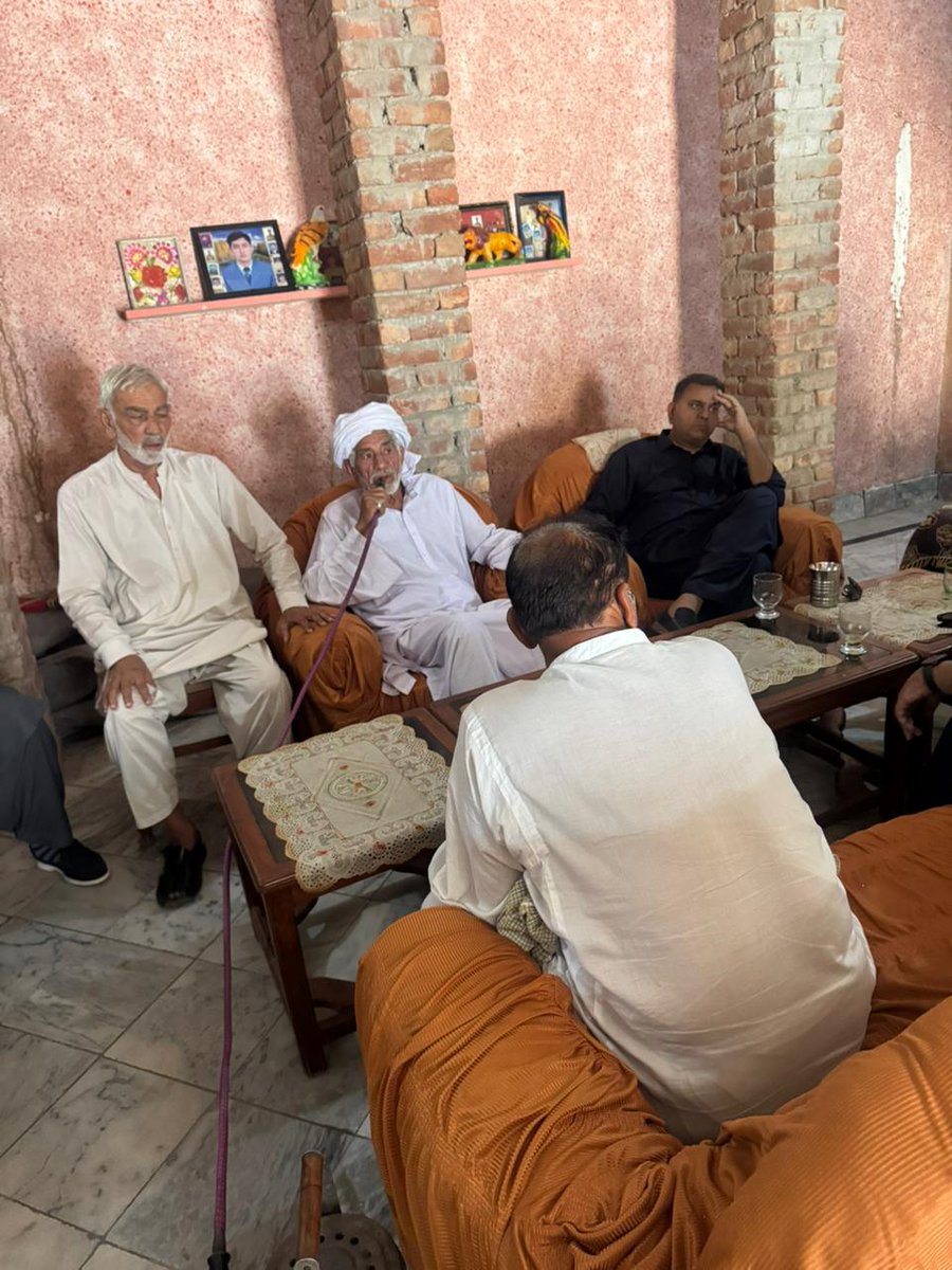 ChFawadUpdates's tweet photo. عوامی لیڈر عوام کے درمیان 
سباق وفاقی وزیر فواد چودھری اور ایڈووکیٹ فیصل چودھری نے کندوال کے مختلف مقامات پر فاتحہ خوانی کے لیے حاضری دی اور پسماندگان سے اظہار تعزیت کیاـ
@fawadchaudhry https://t.co/L9ZVybJD50
