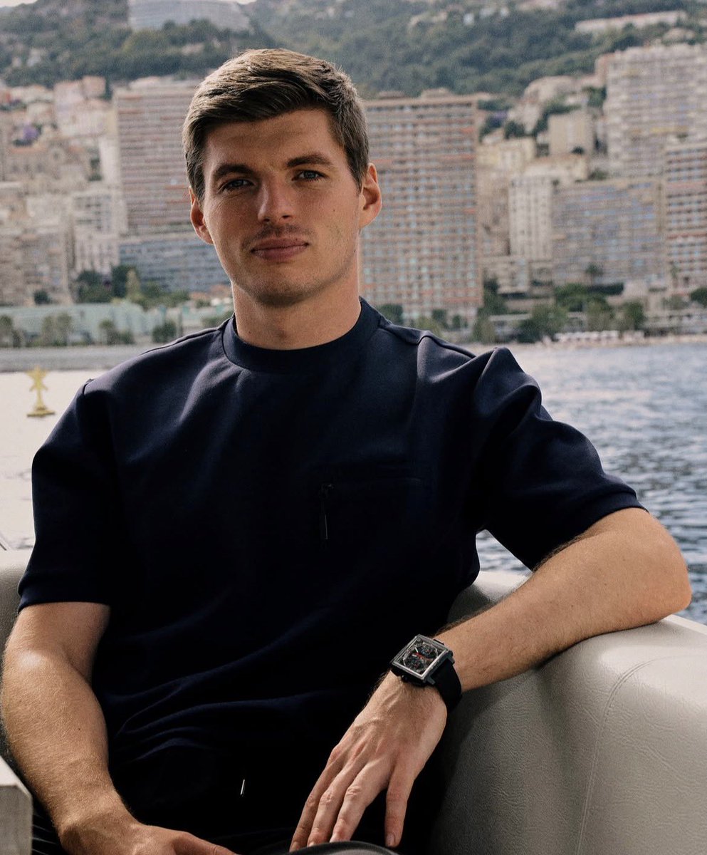 PortalRBRBrasil's tweet photo. 🎙️| Max Verstappen:

“Agora, a cada semana, [Lily] está se tornando cada vez mais uma pessoinha de verdade e, sinceramente, sempre que não há nada relacionado às corridas acontecendo, eu só quero estar em casa com minha família.”

🔹 Questionado sobre como passam o tempo juntos, Verstappen respondeu entre risos: 

“Brincando no quarto das crianças, com brinquedos, incluindo aquelas cozinhas infantis. Às vezes assistimos a alguma coisa, mas TV ou iPad em excesso... não é algo bom. Caso contrário, as crianças passam a querer isso o tempo todo, não é?”

🔹 Ao ser perguntado se sua tolerância ao risco mudou depois que sua família cresceu, Verstappen respondeu:

 “Não tenho tanta certeza. Os riscos continuam existindo. Não é como se eu assumisse riscos estúpidos, mas sou muito competitivo e, quando vejo uma oportunidade de ganhar uma posição e considero que vale a pena correr aquele risco, eu vou em frente. As corridas sempre envolvem riscos, e certas coisas podem acontecer isso está um pouco fora do seu controle. Mas os riscos que assumo são calculados.”