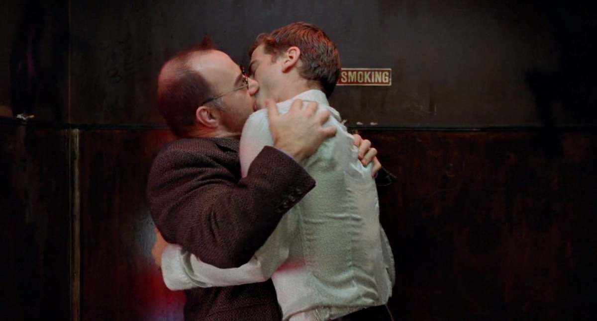 gabwisz's tweet photo. queria que todos assistissem camisinha assassina, isso é cinema queer no seu ápice https://t.co/I4iUSnSZYY