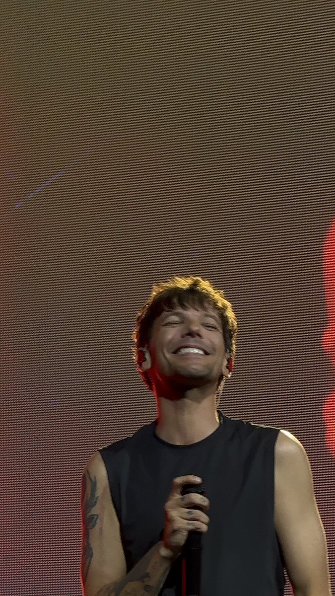 tomlinhome's tweet photo. “Thanks for all the comments about my smile :) I cant stop smiling on stage :)” -LT https://t.co/tXAHePDvtw