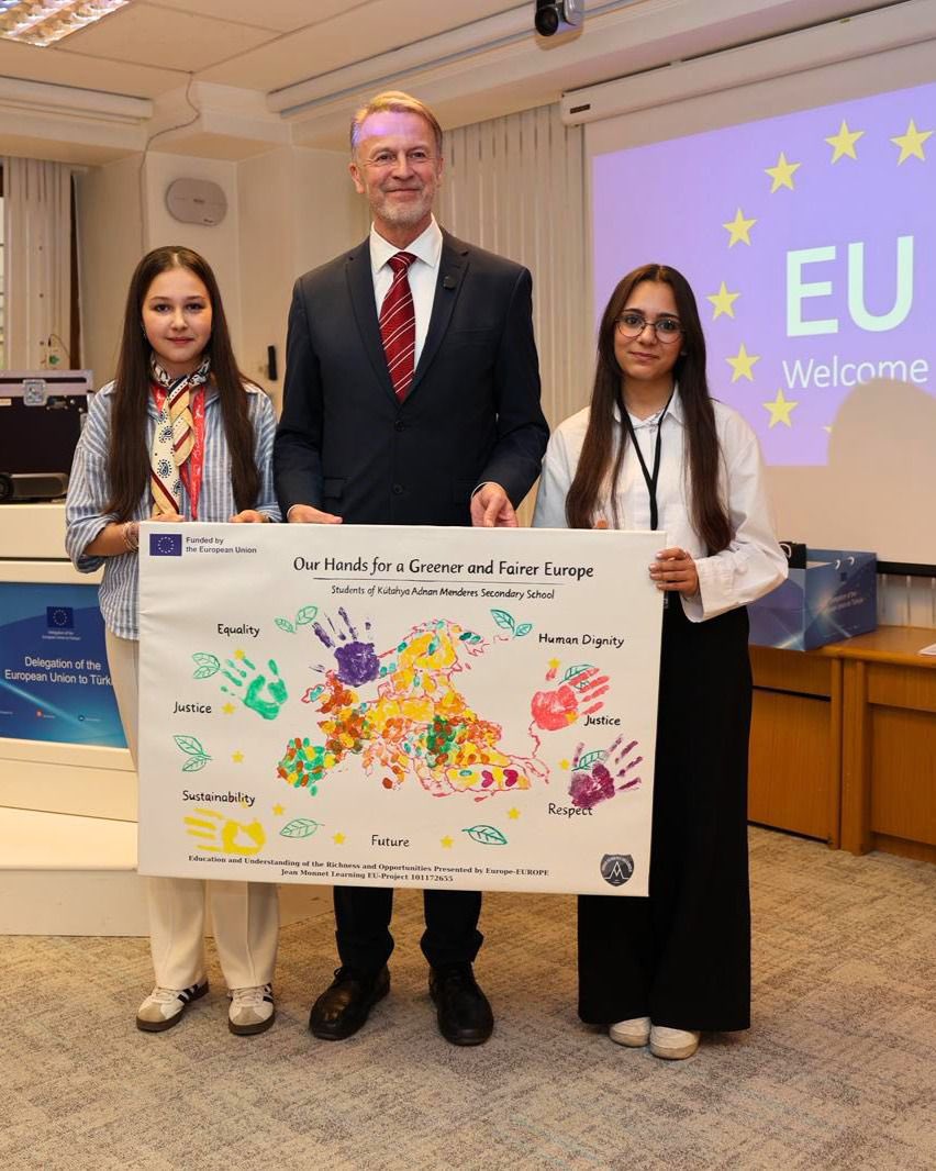 EUDelegationTur's tweet photo. Eski gazetelerden takım elbise. Plastik bardaklardan etek. #Kütahya’da bir okul bahçesinde yapılan sürdürülebilirlik festivali.🌿

İki ayrı #JeanMonnet projesi yürüten Kütahya Adnan Menderes Ortaokulu öğrencileri AB Türkiye Delegasyonu'nda Büyükelçi @AivoOrav’ı ziyaret etti.
🇪🇺🇹🇷 https://t.co/Mnckv9RhJv
