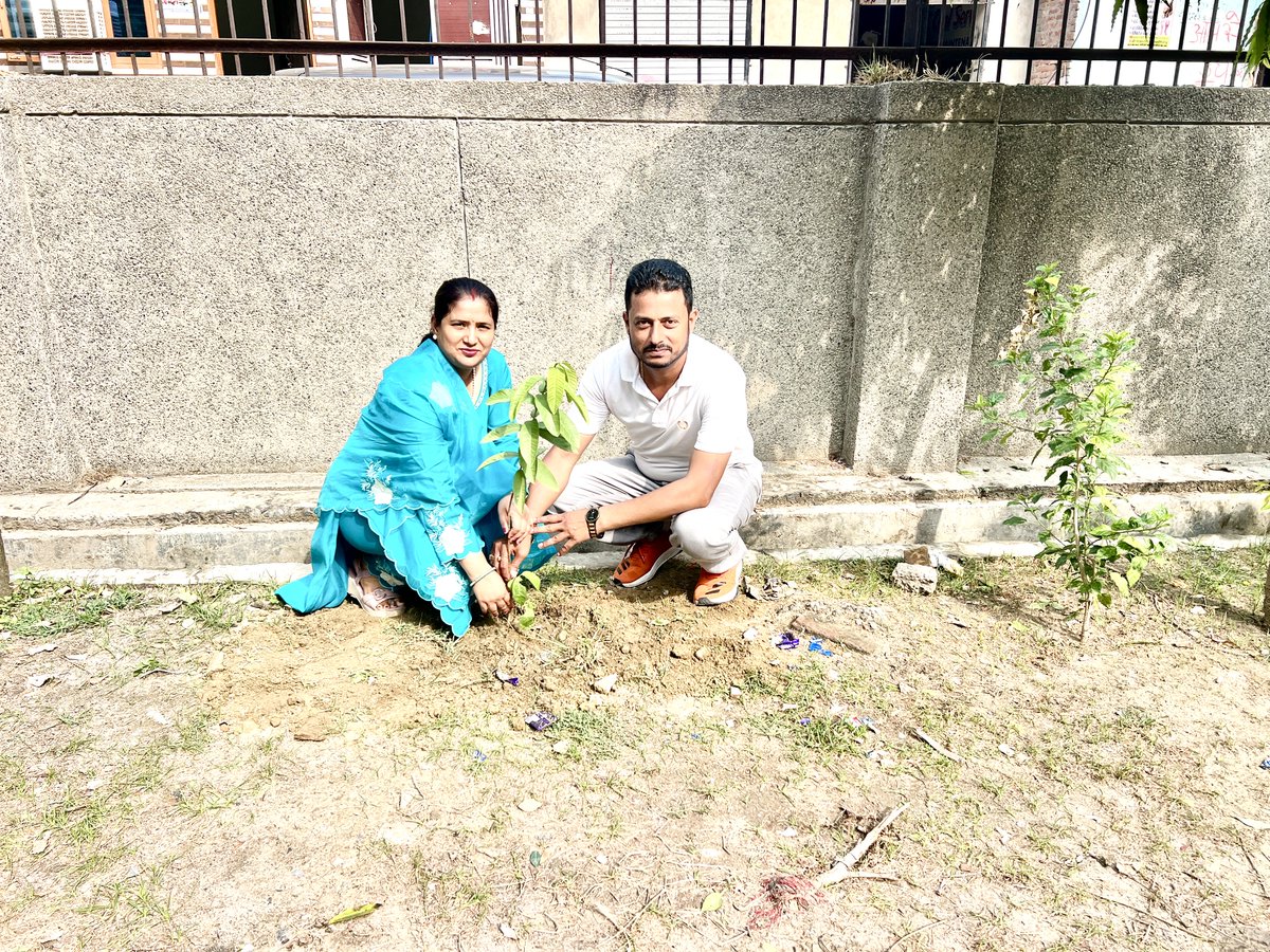 SunshineApt122's tweet photo. सनशाइन अपार्टमेंट सेक्टर 122 में 
 विश्व पर्यावरण दिवस में वृक्षारोपण का कार्यक्रम किया गया जिसमें RWA अध्यक्ष श्रीमती संजना शर्मा पति दीपक शर्मा एवं 
सोसाइटी के RWA मेंबर और सोसाइटी वसी शामिल रहे https://t.co/lmJZLO4WE7
