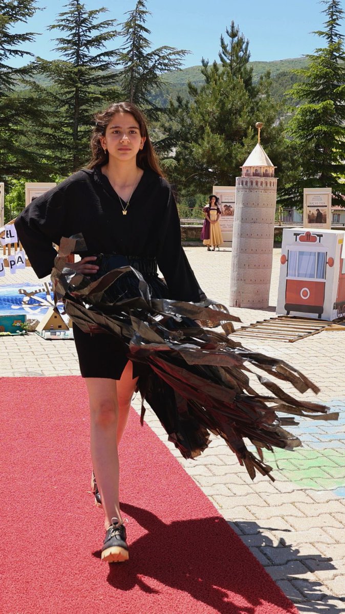 EUDelegationTur's tweet photo. Eski gazetelerden takım elbise. Plastik bardaklardan etek. #Kütahya’da bir okul bahçesinde yapılan sürdürülebilirlik festivali.🌿

İki ayrı #JeanMonnet projesi yürüten Kütahya Adnan Menderes Ortaokulu öğrencileri AB Türkiye Delegasyonu'nda Büyükelçi @AivoOrav’ı ziyaret etti.
🇪🇺🇹🇷 https://t.co/Mnckv9RhJv