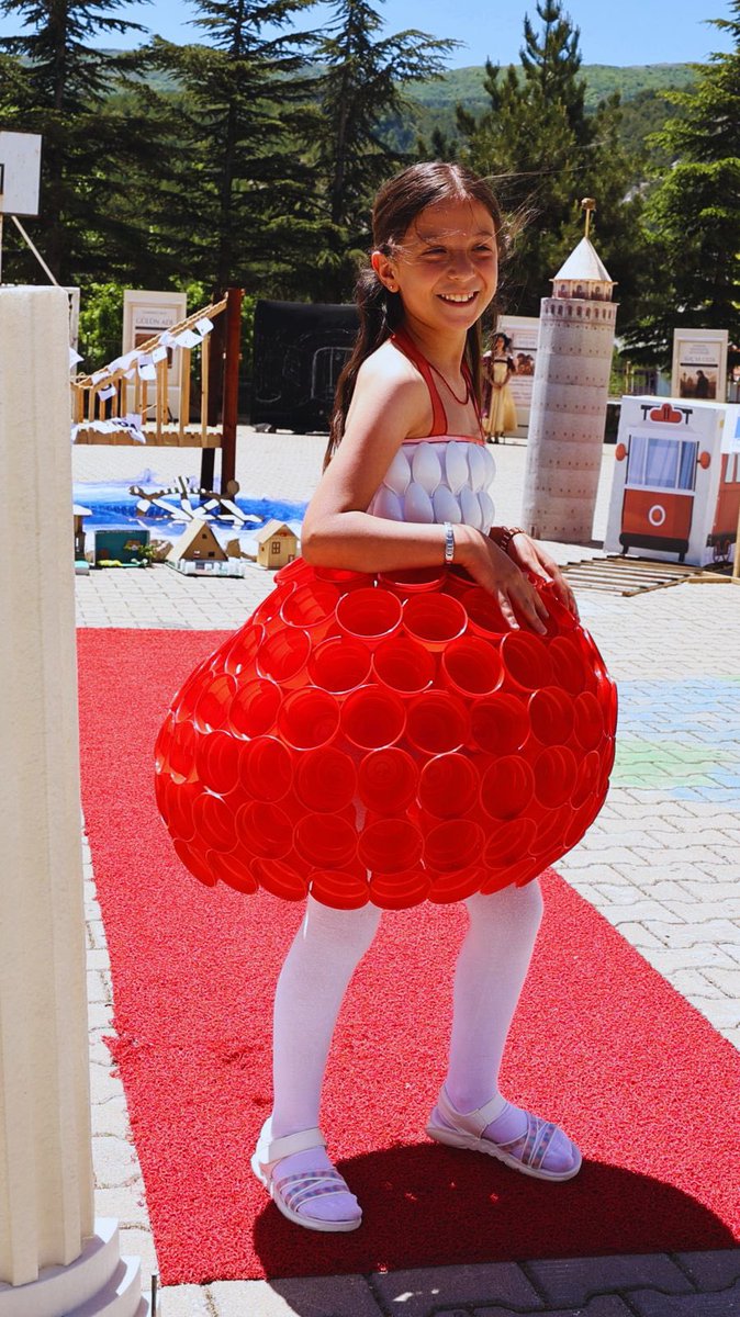 EUDelegationTur's tweet photo. Eski gazetelerden takım elbise. Plastik bardaklardan etek. #Kütahya’da bir okul bahçesinde yapılan sürdürülebilirlik festivali.🌿

İki ayrı #JeanMonnet projesi yürüten Kütahya Adnan Menderes Ortaokulu öğrencileri AB Türkiye Delegasyonu'nda Büyükelçi @AivoOrav’ı ziyaret etti.
🇪🇺🇹🇷 https://t.co/Mnckv9RhJv