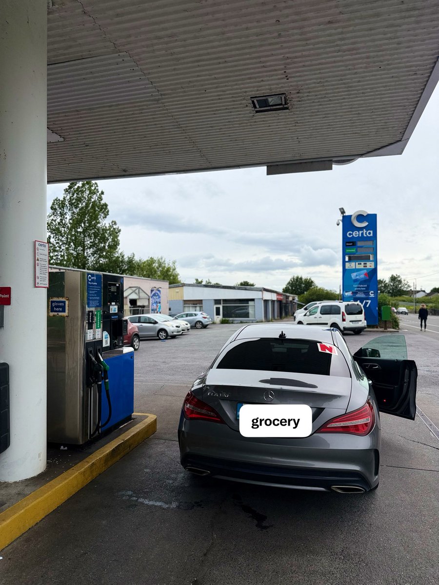 Makomborerol's tweet photo. Rega timbodire fuel tinotora vanotenga maGrocery 😂🤣🙌🏾 https://t.co/5yNkiLGCK2